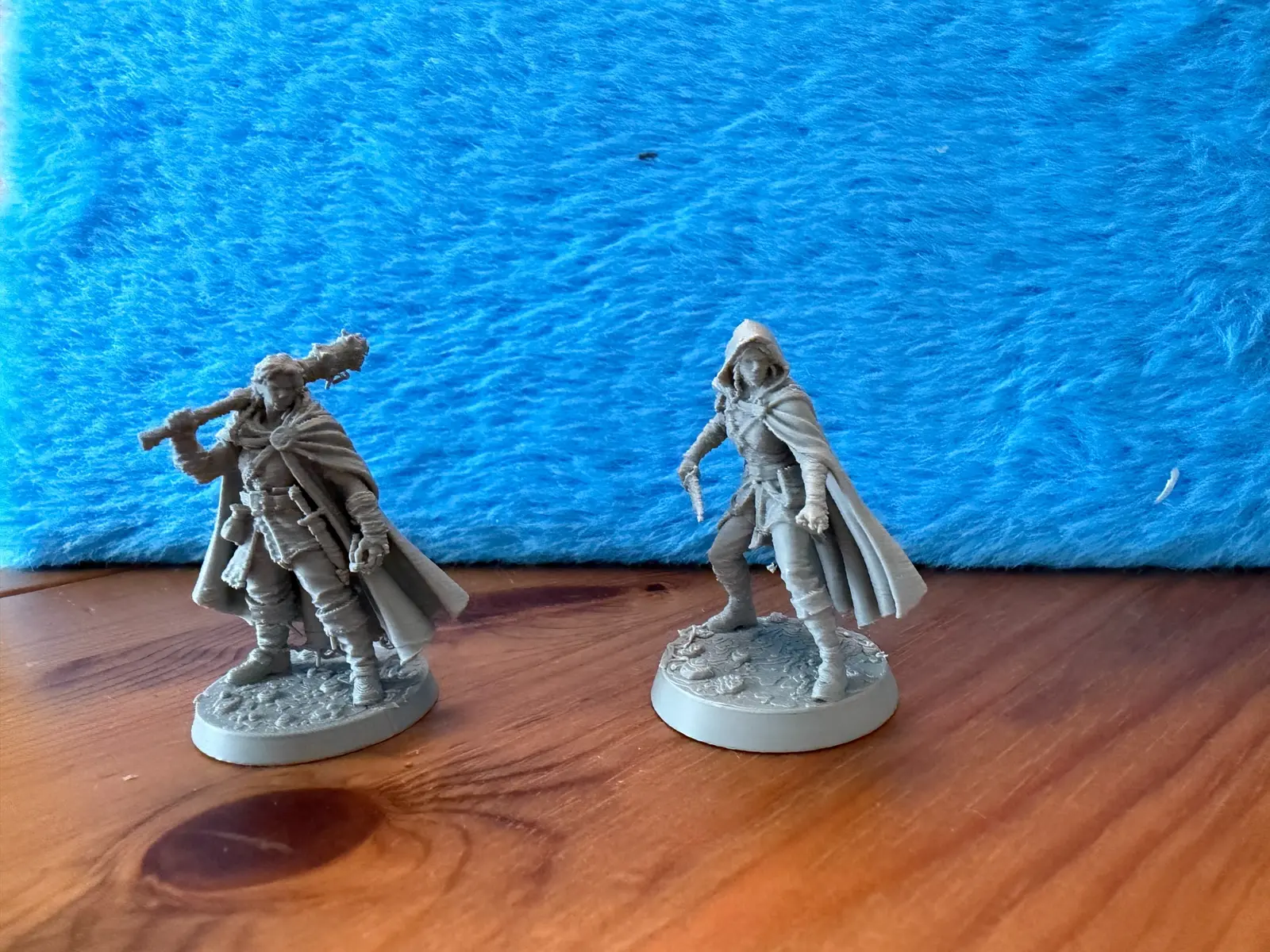 Deux figurines féminines des Fers-Rouges imprimées en 3D pour Donjons et Dragons