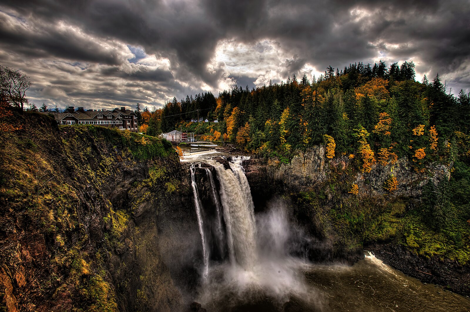 Snoqualmie Falls et le Salish Lodge, paysage emblématique de Twin Peaks