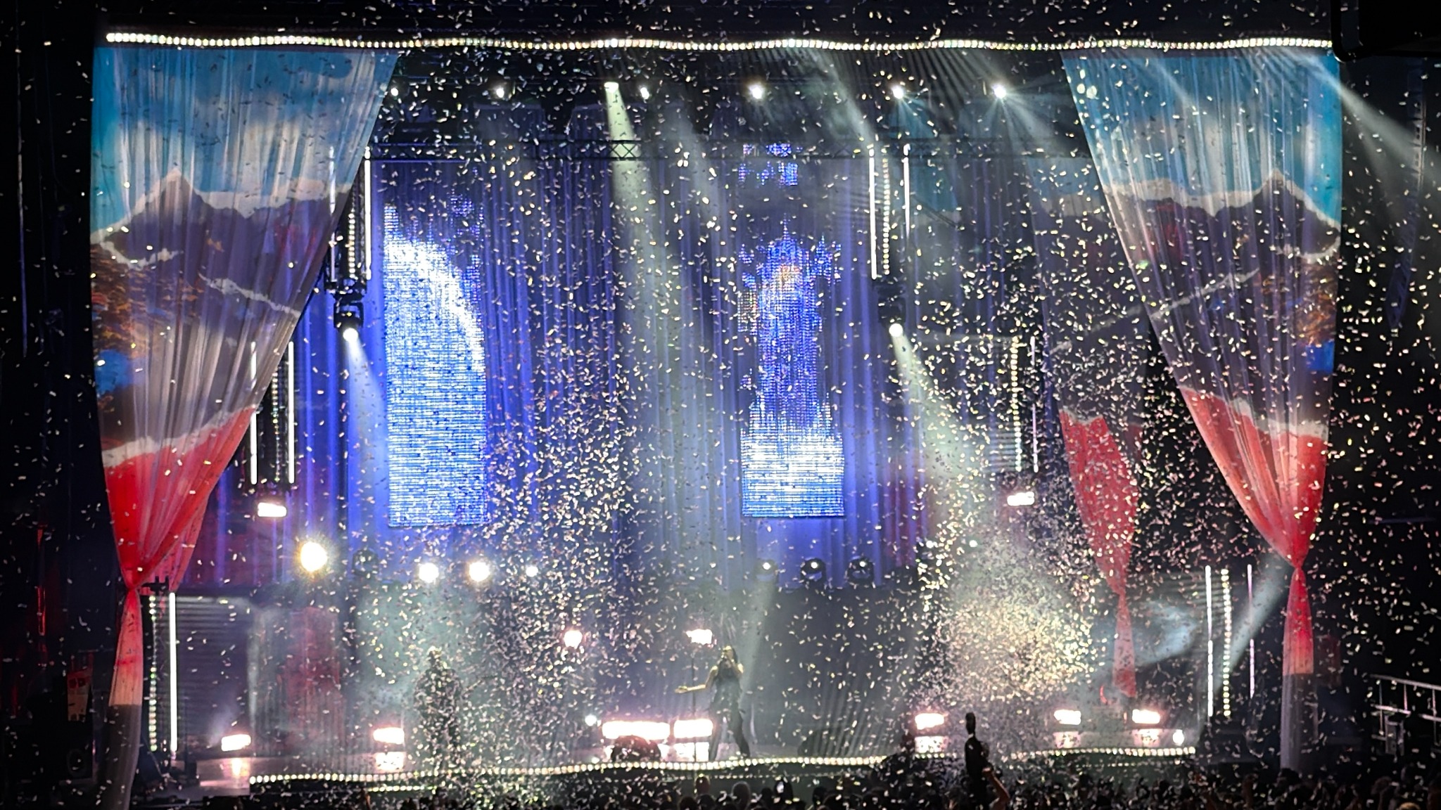 Le final de Spiritbox au Lotto Arena, sous une pluie de confettis.
